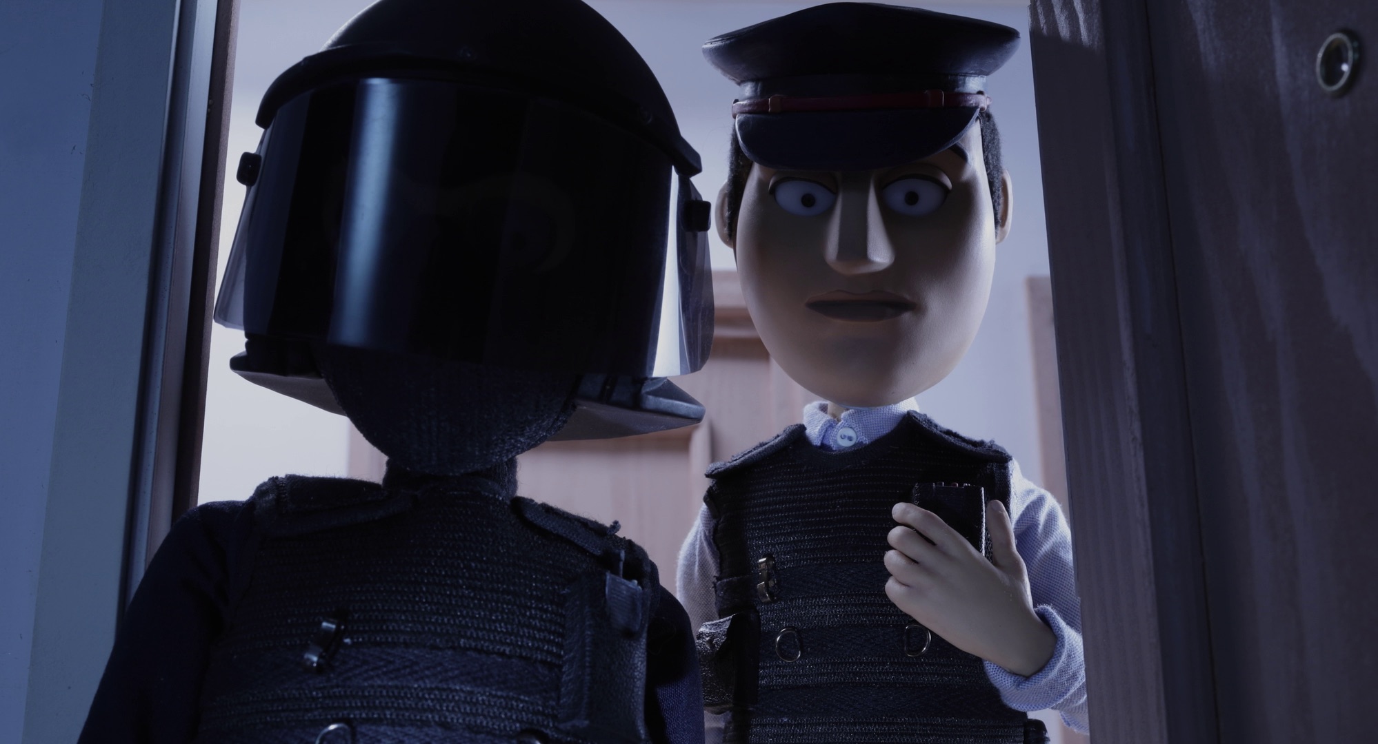 deux agent·es de police qui regardent de manière menaçante